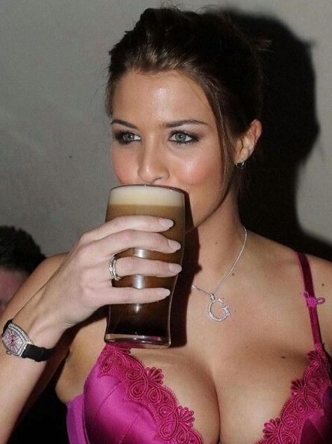 Biermeisje drinkt Guinness Biermeisje drinkt Guinness