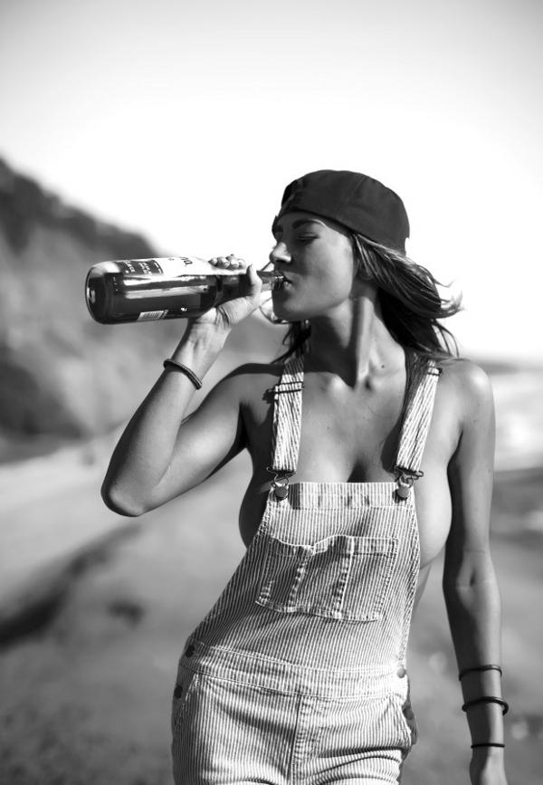 Biermeisje van de maand mei | Corona op het strand Biermeisje van de maand mei | Corona op het strand