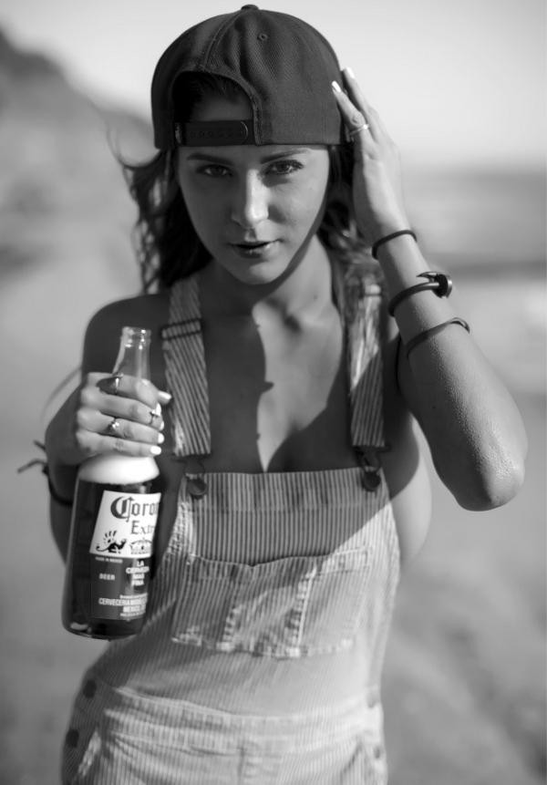 Meisje met een fles Corona op het strand Meisje met een fles Corona op het strand