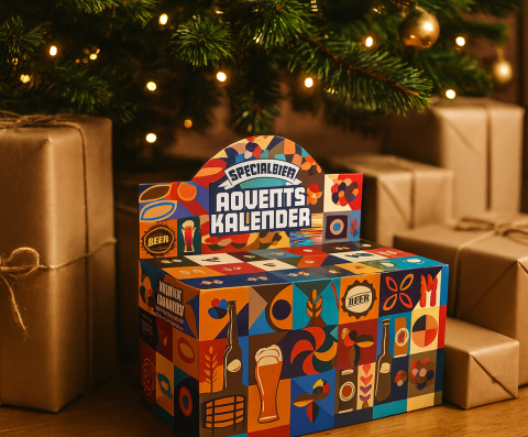 De bieradventskalender van Gall & Gall staat onder een kerstboom, bij allelerlei andere cadeau