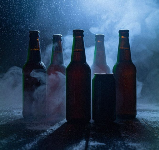 Bieren (flesjes en blikje) in een winterse setting