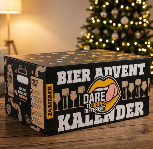 Zwarte bier adventskalender van Dare to Drink Different op tafel met kerstlichtjes op de achtergrond.