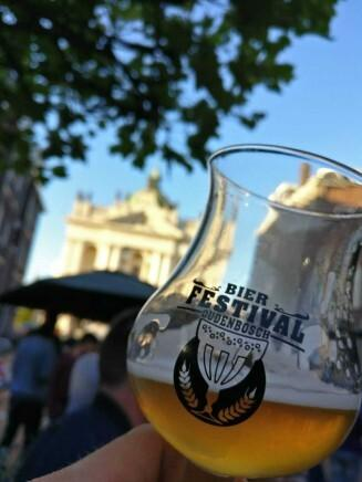 Bierfestival Oudenbosch bierglas met bier Bierfestival Oudenbosch bierglas met bier