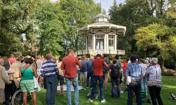 Mensen voor het theehuis in Oosterhout