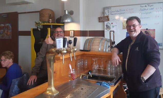 Mannen voor en achter de bar