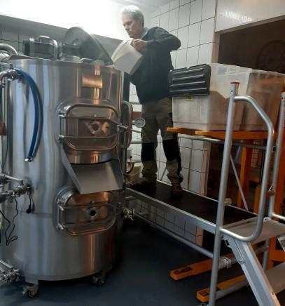 Jan in actie bij de Jonge Beer Brouwerij