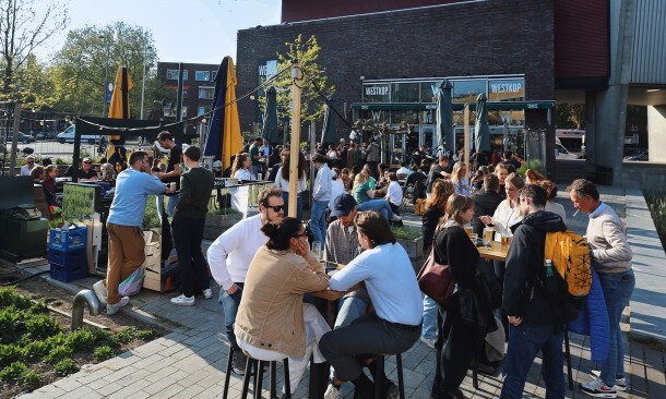 Gezelligheid tijdens het beerfest van Westkop