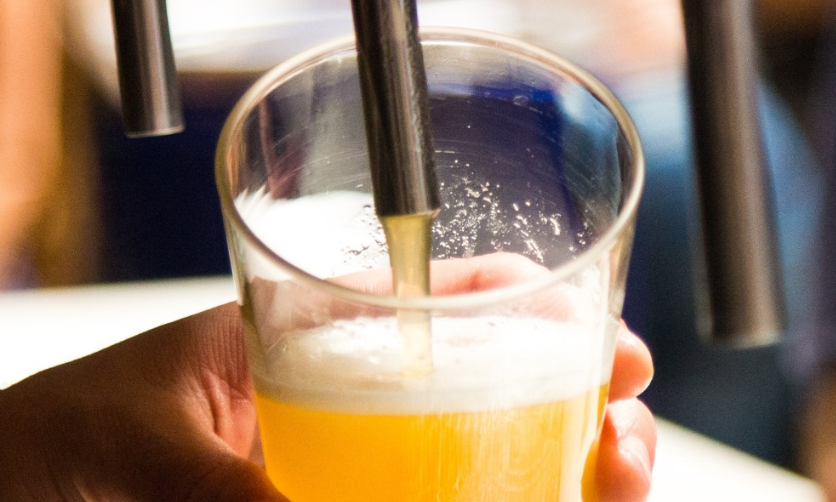 Bier tappen tijdens Mosa Bierfestival