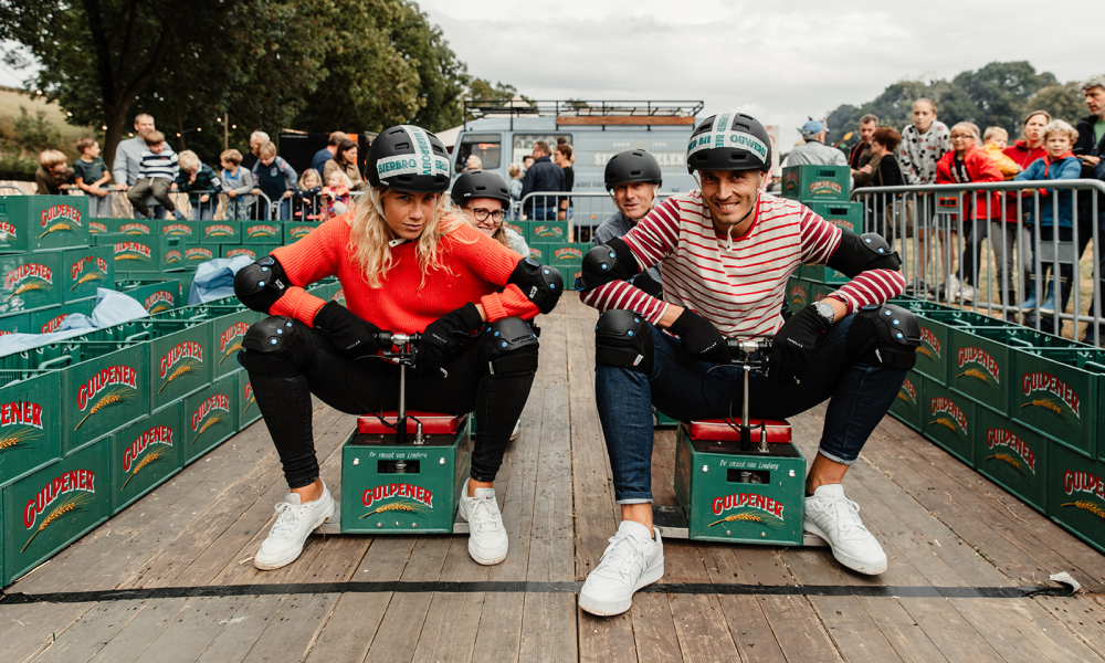 Bierkrat karten tijdens Gulpener Hopfest vorige editie