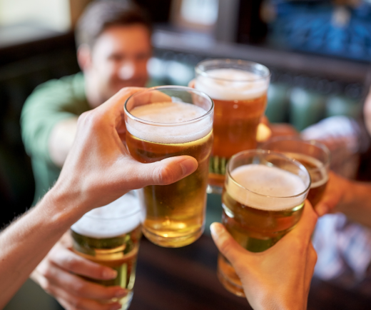 Vriendgroep die proost met bier in een bar