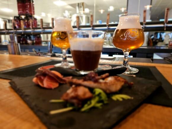 Lekker bier en vlees liggen op tafel in een ruimte met felle verlichting