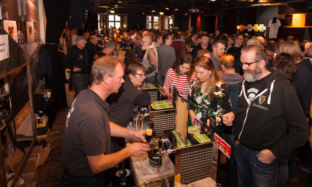 Bezoekers bij het Winterbierfestival Leiden 2026 genieten van diverse bieren bij meerdere tapstations.