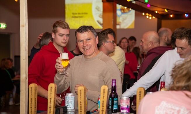 Mensen lachen en genieten van bier op het Ouddorps BierFestival 2026.