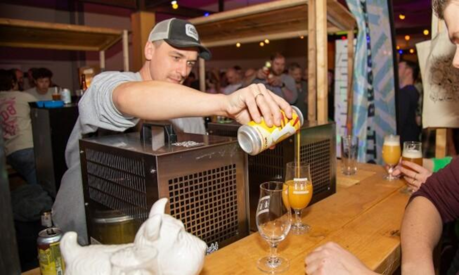 Man schenkt bier uit blik tijdens Ouddorps BierFestival 2026.