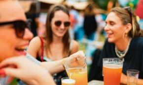 Groep vrienden geniet van drankjes op TAPT Festival Nijmegen.