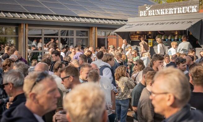 Menigte bij Speciaalbier Festival Flevoland bij De Bunkertruck.