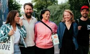 Groep mensen lopend tijdens de Avond Bierdaagse in Amsterdam.