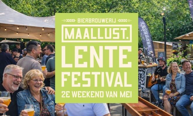 Mensen genieten van bier bij Lentefestival, met muzikanten en buitenatmosfeer.