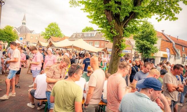 Mensen genieten van het Speciaalbierfestival Hardenberg 2026 op een zonnige dag.