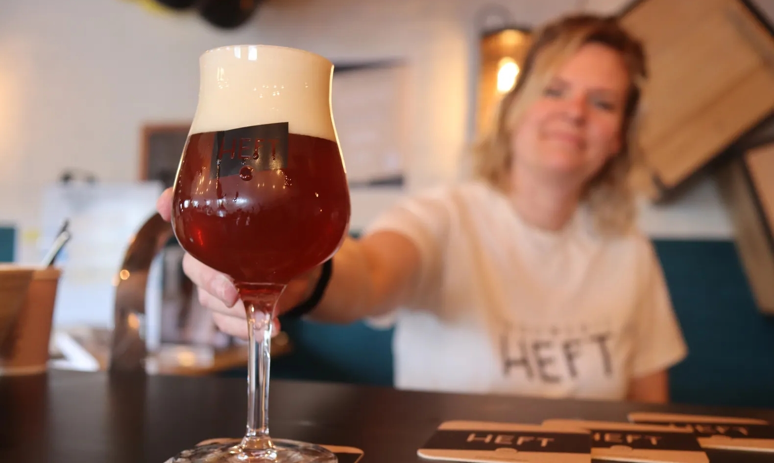 Marije van Brouwerij HEFT serveert een lokaal speciaalbier uit Assen