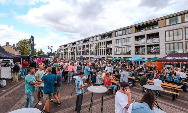 Mensen verzamelen zich in een openluchtlocatie tijdens het Dungens Bierfestival 2026.