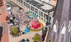 Luchtfoto van drukke menigte bij Dungens Bierfestival 2026 met kleurrijke tenten en historisch gebouw.