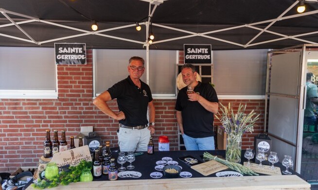 Twee mannen bij stand met bierproducten op Bierfestival Doorsj 2026.