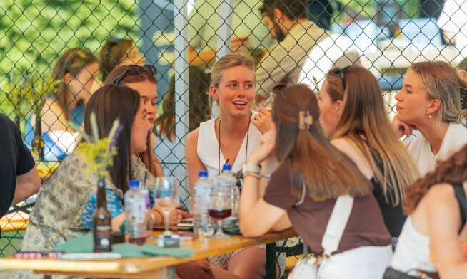 Groep jonge vrouwen aan tafel tijdens bierfestival Doorsj in 2026.