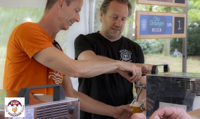 Twee mannen bij een biertap op het Zeister Streekbierfestival 2026 schenken bier in een glas.