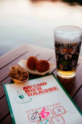 Bierglas en snacks op tafel bij Avond Bierdaagse Rotterdam 2026.