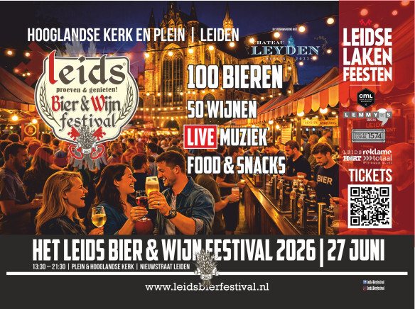 Mensen drinken bier en wijn op het Leids Bier- en Wijn Festival 2026 met verlichte kerk op de achtergrond.