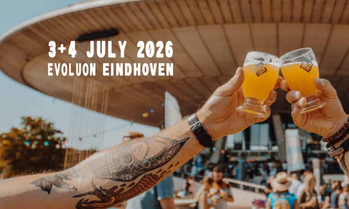 Twee handen proosten met bierglazen voor het Evoluon met festivalpubliek op de achtergrond.