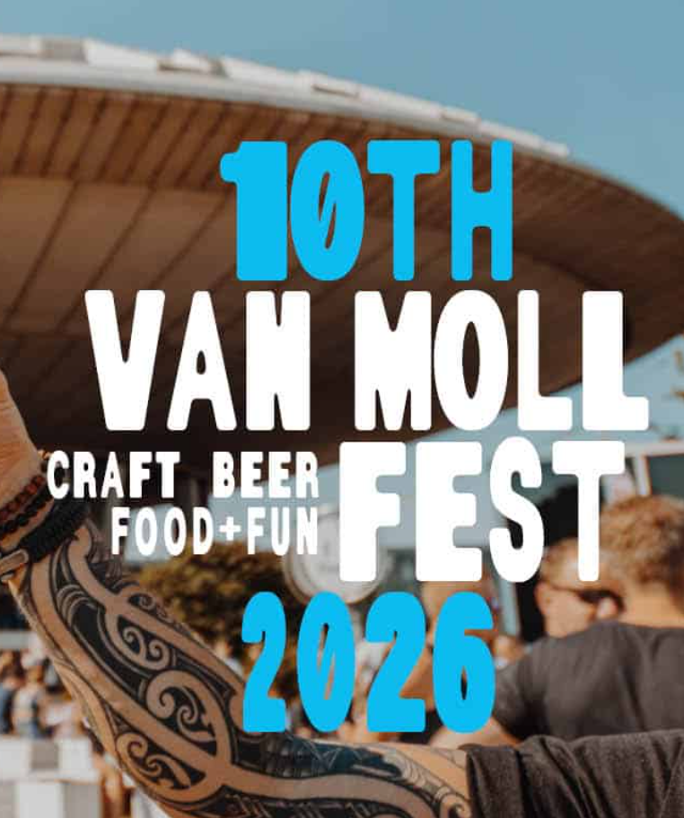 Personen genieten van Van Moll Fest 2026 met een blauwe lucht en houten overkapping.