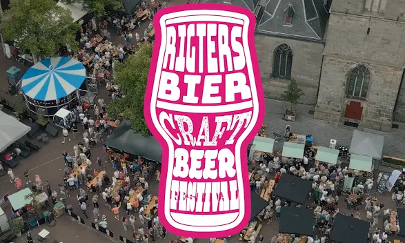 Luchtfoto van een druk bezocht Rigters Speciaalbier Festival met roze logo over het beeld.