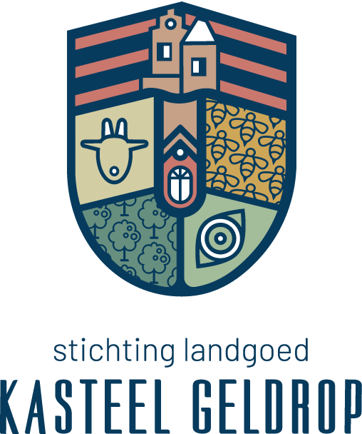 Embleem met kasteel, boekrol, bomen en geitenhoofd te zien op het wapen.