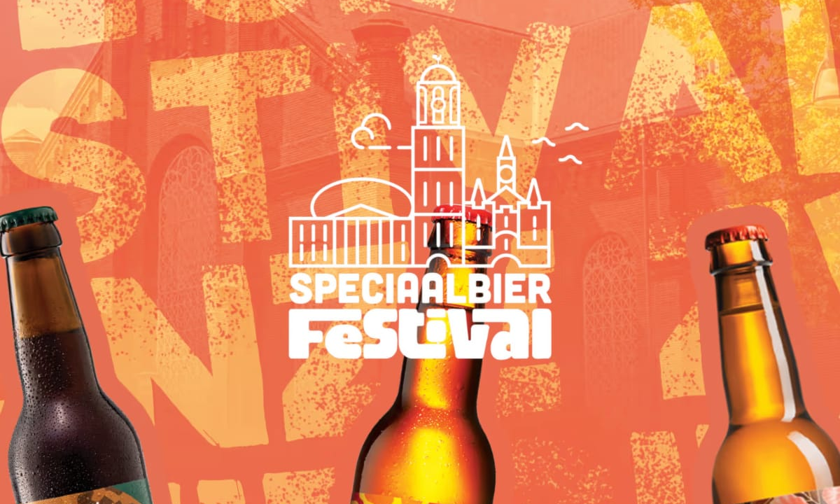 Oranje festivalposter met Speciaalbier Festival-logo en bierflessen op de voorgrond.