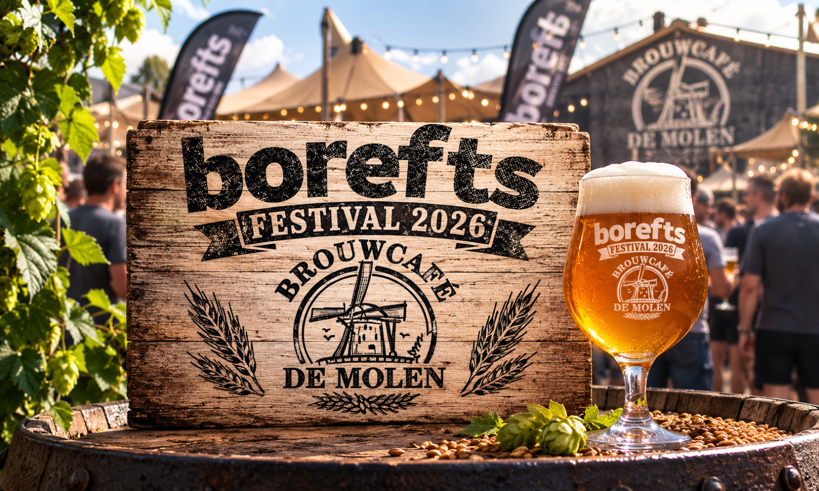 Houten Borefts Festival 2026-bord met bierglas bij een druk brouwerijfestival.