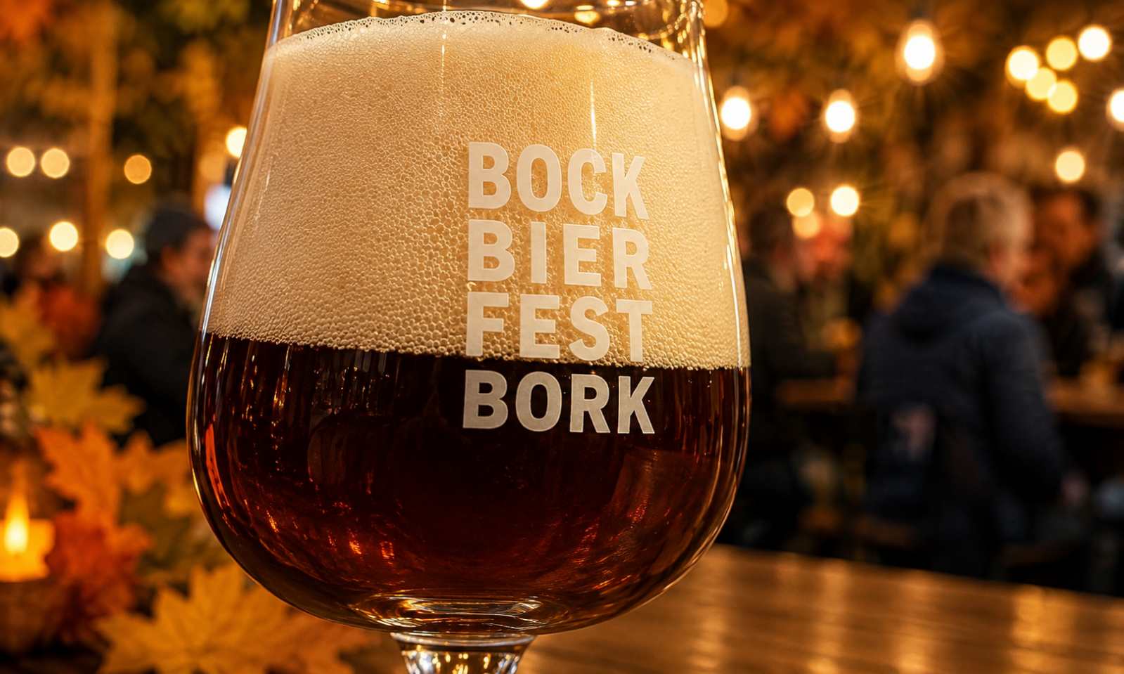 Glas bockbier met schuim en tekst Bock Bier Fest Bork voor warme festivalverlichting.