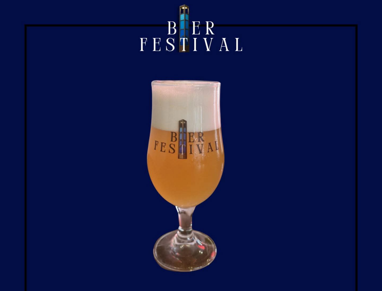 Glas goudkleurig bier met schuimkraag en Bier Festival-logo op donkerblauwe achtergrond.