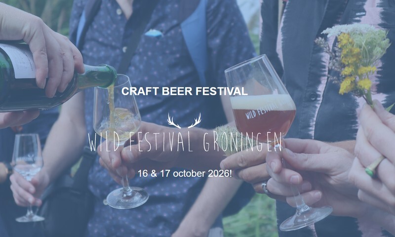 Bier wordt ingeschonken in proefglazen op Wild Festival Groningen