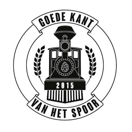Zwart-wit logo met stoomlocomotief, jaartal 2015 en tekst 'Goede kant van het spoor'.