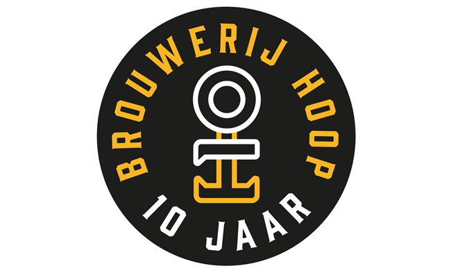 Rond zwart jubileumlogo met gouden tekst 'Brouwerij Hoop' en '10 jaar' rond een abstract anker