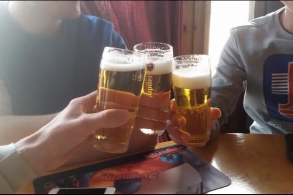 Bierproeverij met hapjes erbij Bierproeverij met hapjes erbij