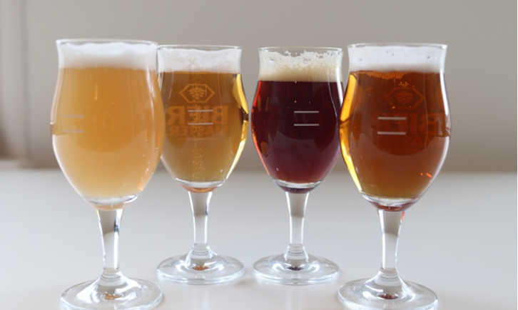 Verschillende soorten bier op tafel