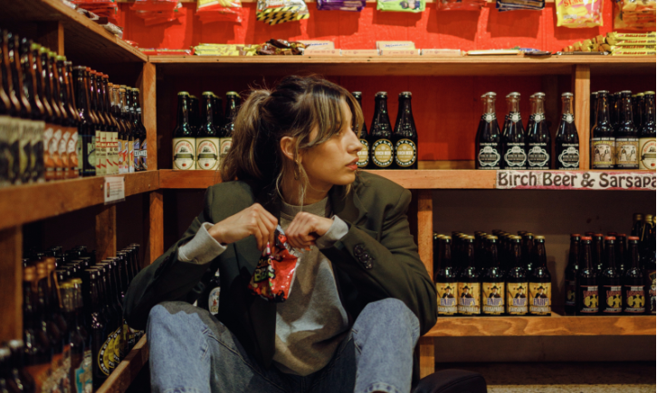 Meisje in een bierwinkel