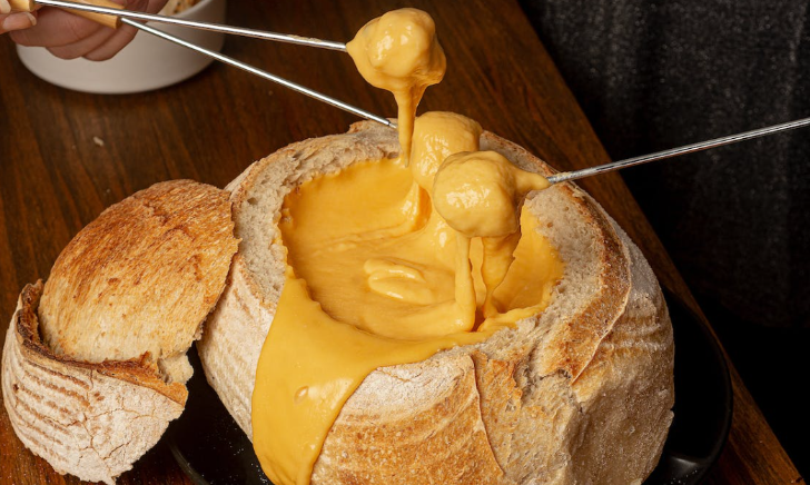 kaasfondue uit een brood