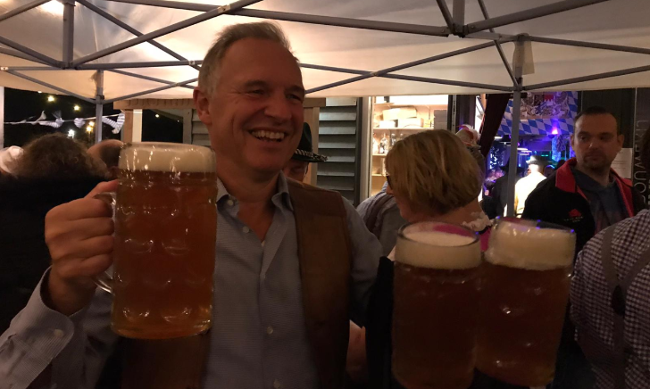 Vrolijke man met grote pullen bier op het Maximus Oktoberfest