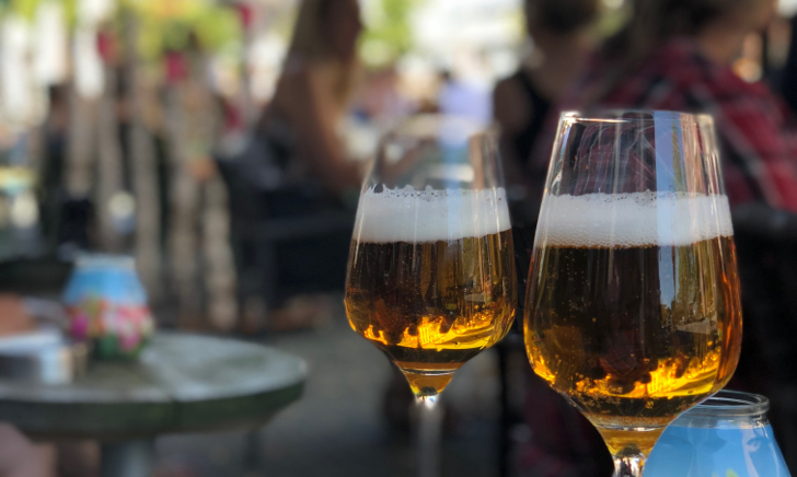 Twee bierglazen op tafel op een terras
