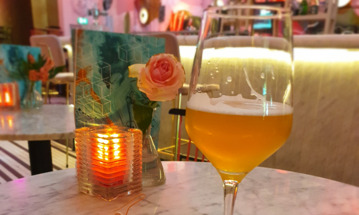 Bierglas op tafel in de horeca