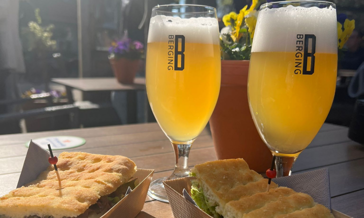 Berging bierglazen op tafel op het terras met broodjes erbij
